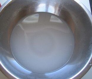 Soda was divorced in a pot of water